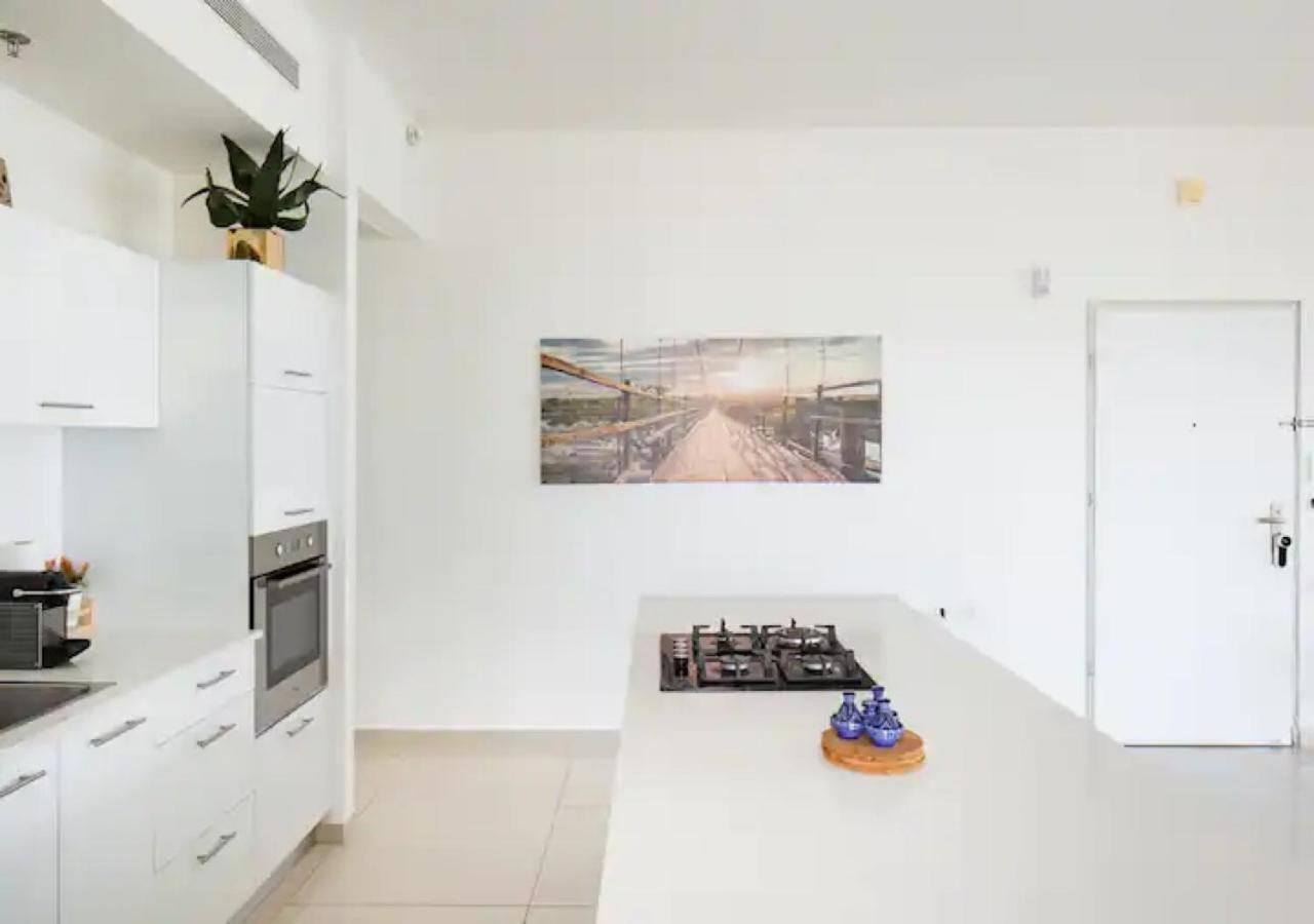O&O Group- Special Apartment Sea View Luxury Tower Бат-Ям Экстерьер фото